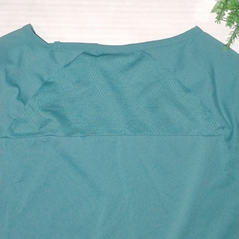 Gymshark Long Sleeve Crop Top. Teal in color. Women's size Small. - Picture 5 of 10